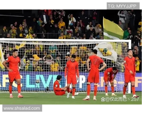 足球明星意外遭遇尴尬瞬间引发热议视频曝光引发球迷讨论与关注