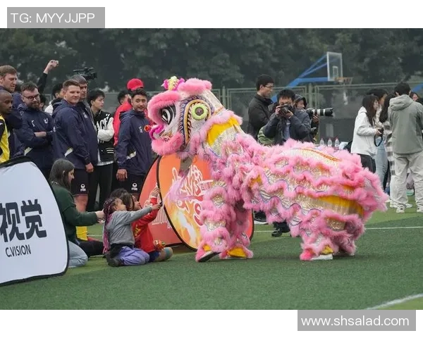 足球明星与舞狮文化的完美结合高清图片欣赏